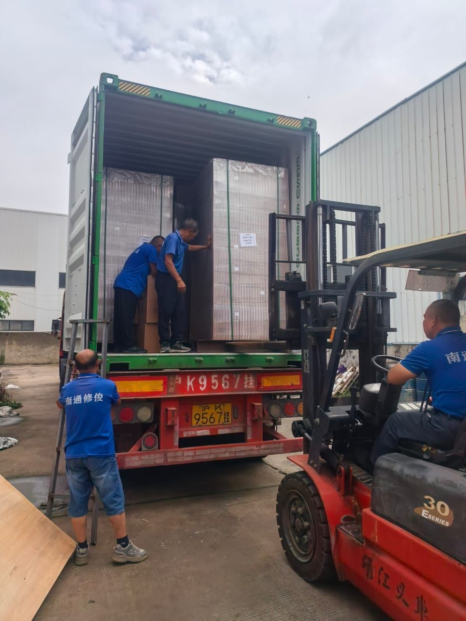 Mixed container being loaded with drywall products